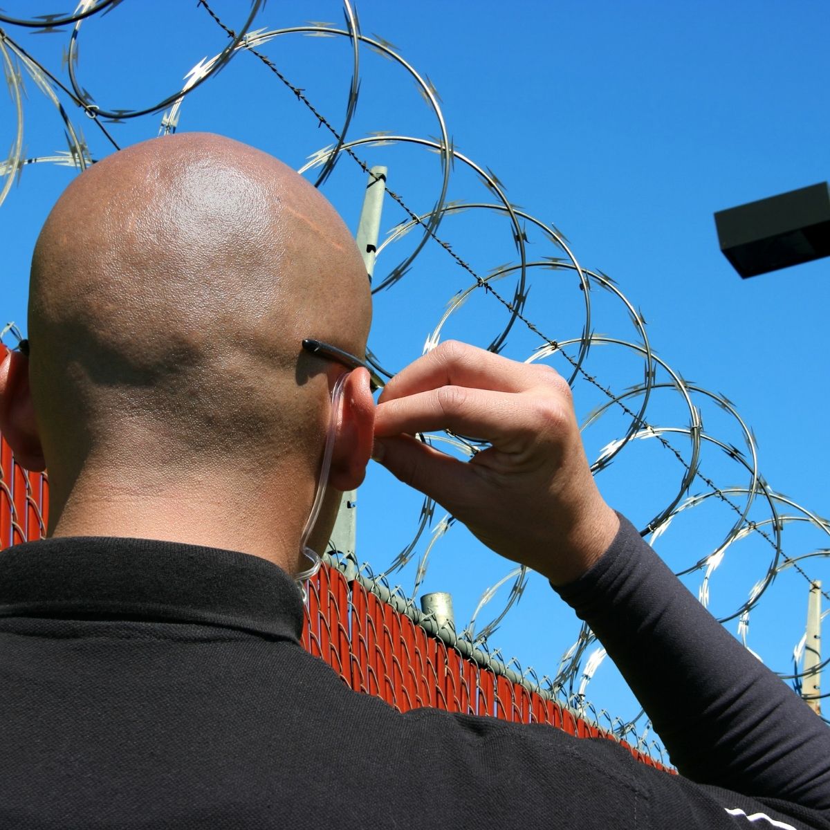 Un agent de sécurité privée formé en formation effectue une ronde.